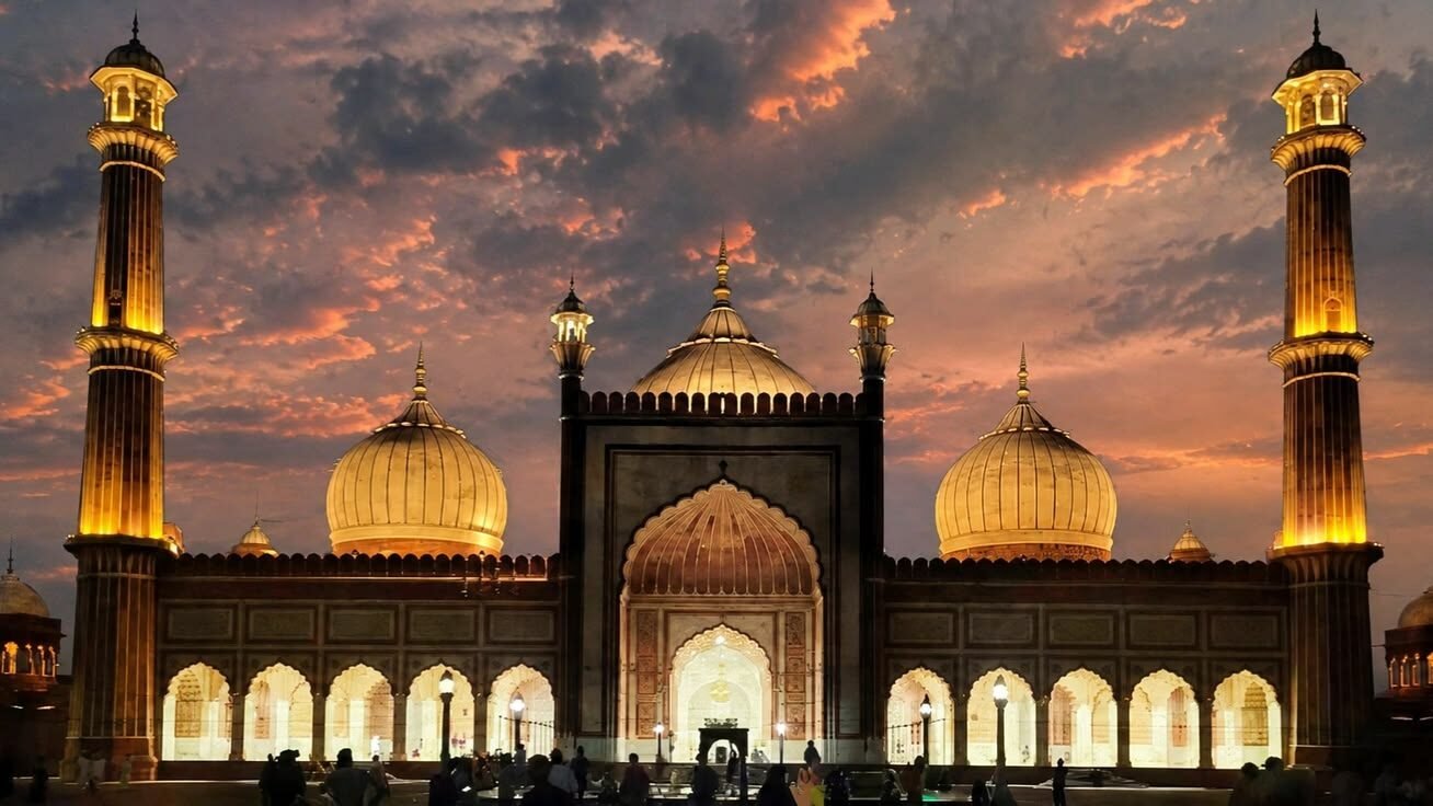 Jama Masjid architecture showing red sandstone and white marble details